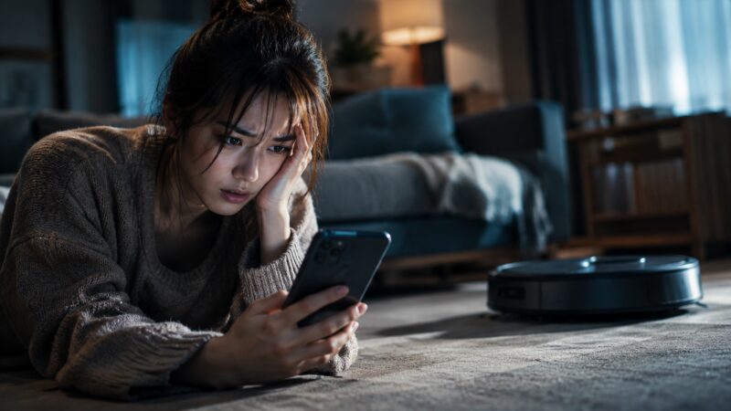 ECOVACS「DEEBOT T50S OMNI」と「N50 OMNI」の比較検討で口コミや評判をスマホで調べて悩む女性を描いたイメージ